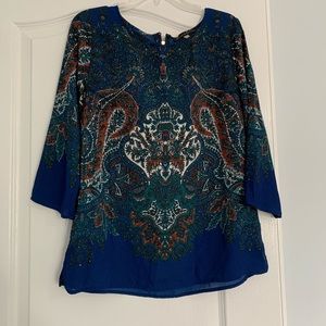 Blouse with gold zipper in the back.